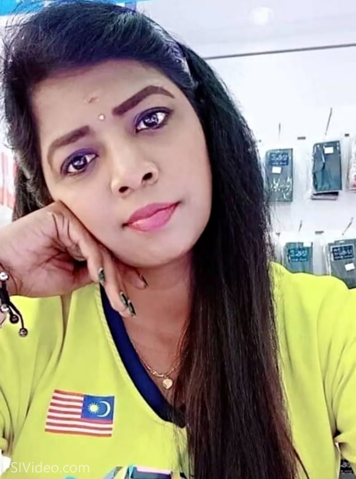 Malaysian Tamil Girl Deep Cleavage And Topless