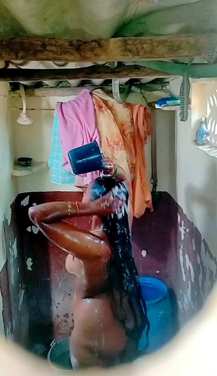 Big Ass Dusky Girl Bathing Extended Videos Merged