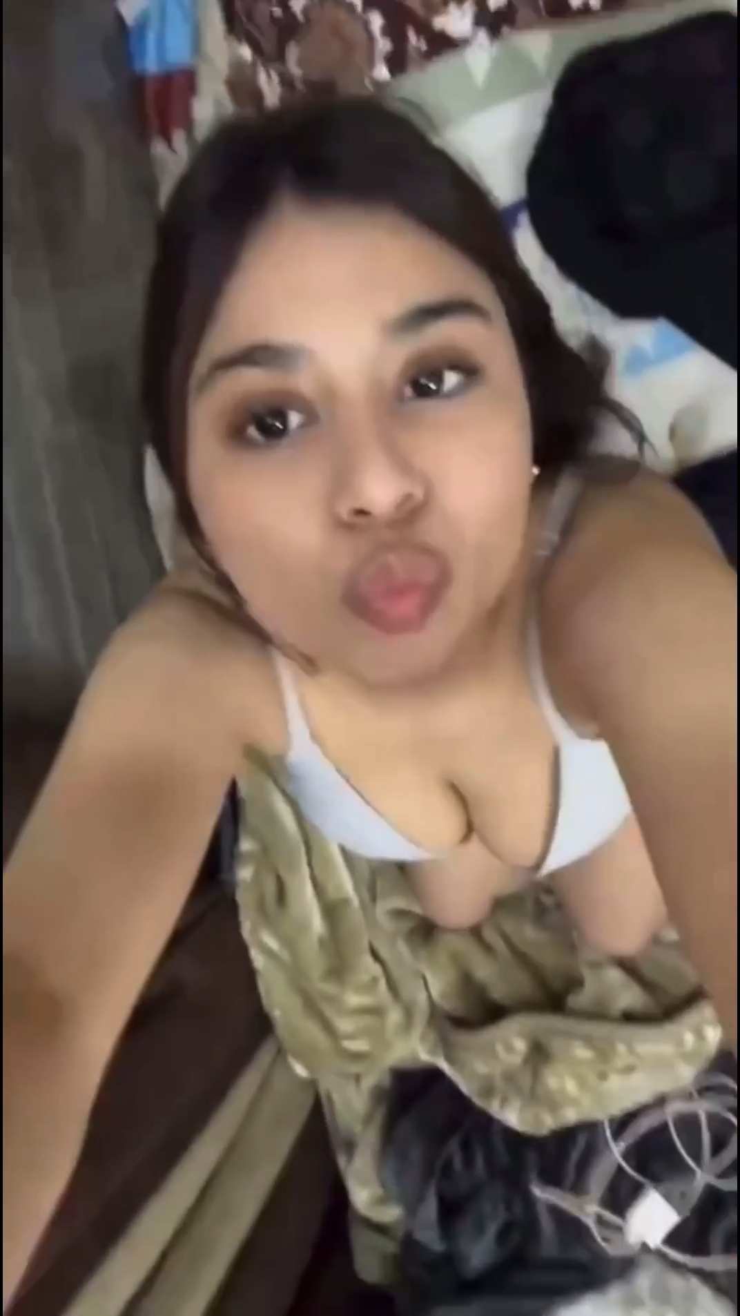 Cute Muslim Lady Lifts Salwar And Shows Pussy