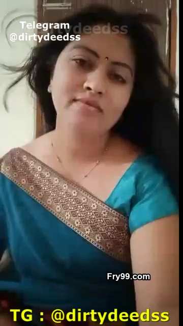 Homely Housewife Strips Saree And Shows Naked Boobs