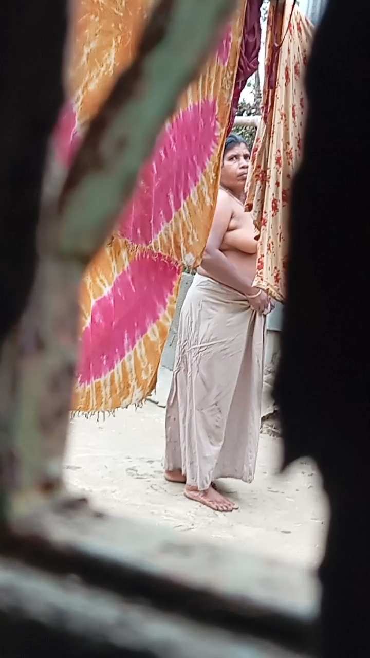 Mature Neighbor Milf Mom Outdoor Bath And Wearing Dress