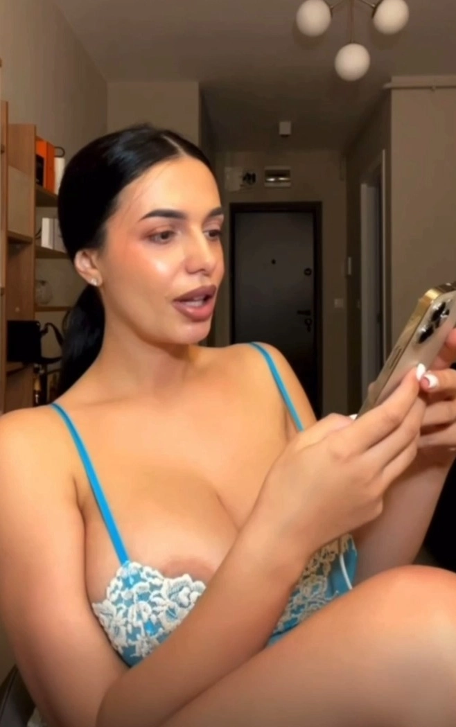 Big Boobie Girl Tango Live Showing Huge Tits to Fans