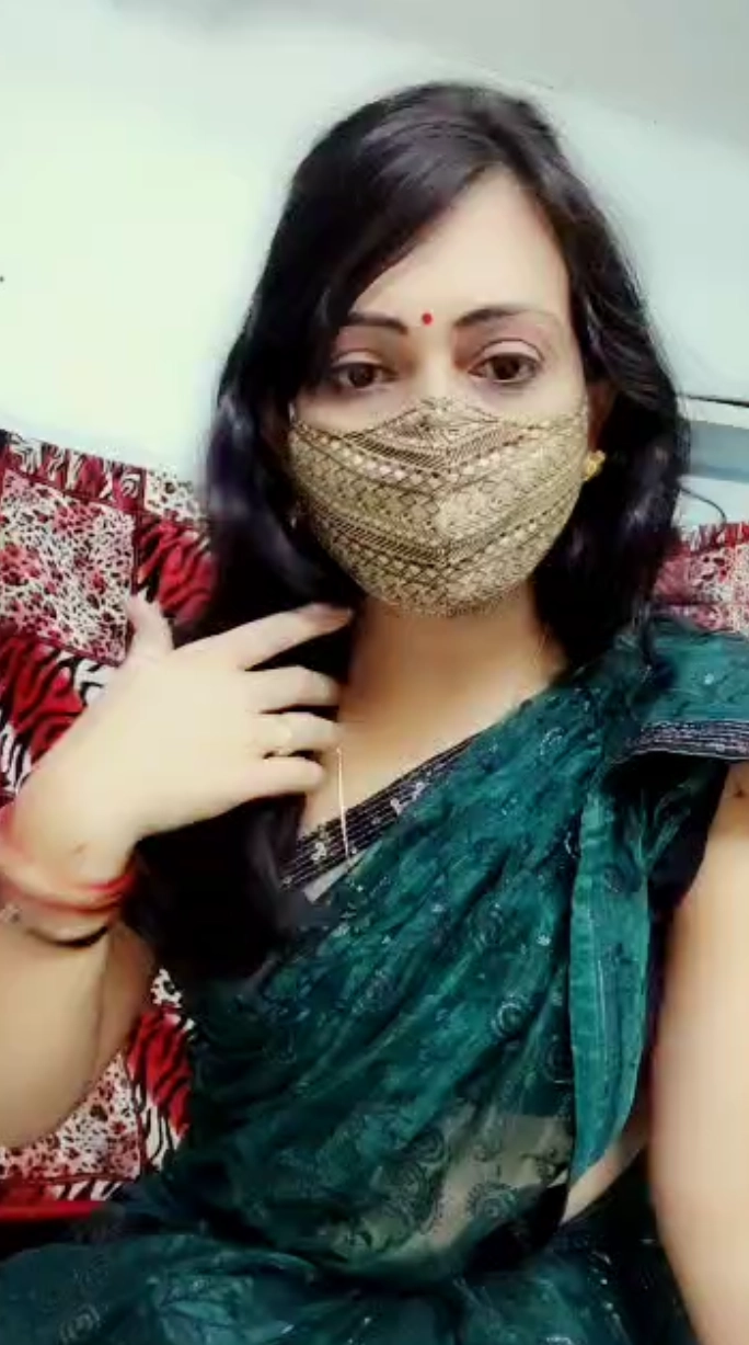 Desi Aunty Fully Nude Spreading Legs and Playing with Her Pink Pussy