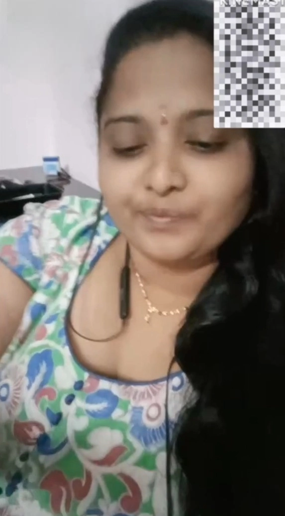 Desi Bhabhi Big Boobs Flash on Chamet Live Cam