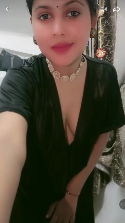 Desi Bhabhi Deep Cleavage Boobs Show on Tango Live
