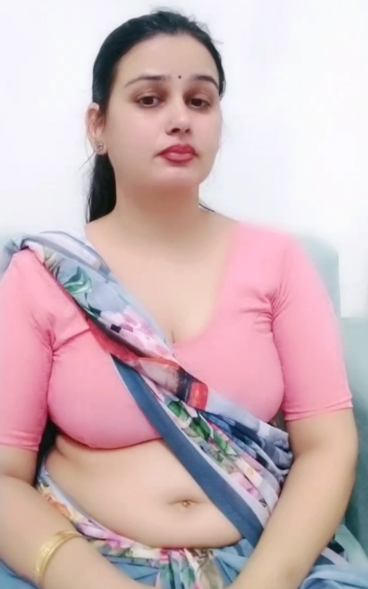 Desi Bhabhi Navel Tease in Saree Live Show XXX