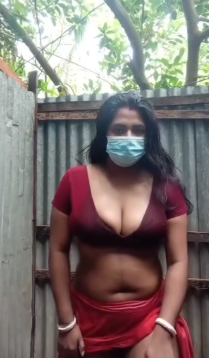 Desi Bhabi Nude Bathroom Pee and Finger Sex