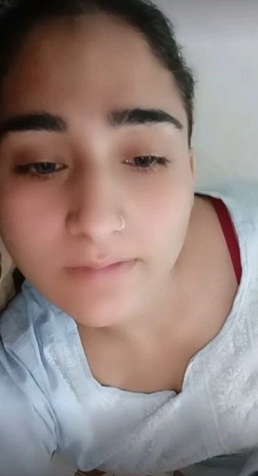 Desi Girl Live Cam Show Bouncing Boobs and Spreading Pussy