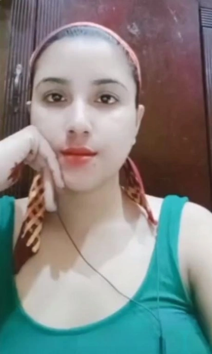 Desi Nude MMS Video Indian Girl Showing Her Boobs