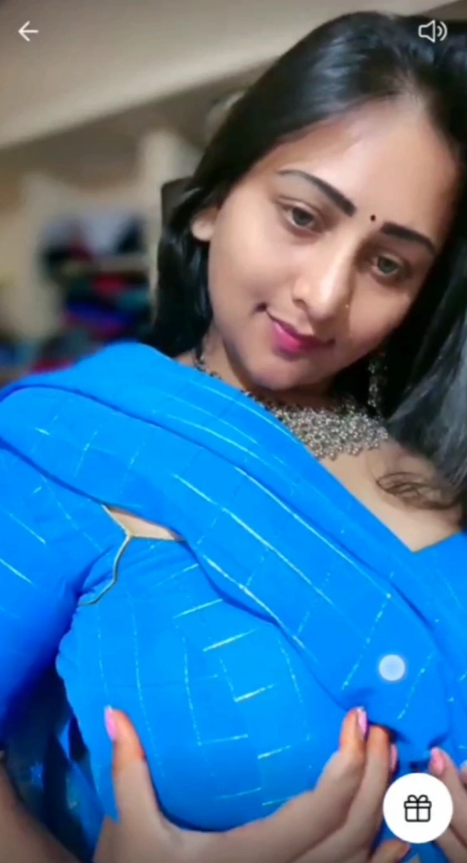 Hot Bhabhi Teasing Boobs in Blouse – Saree Pallu Drop Video