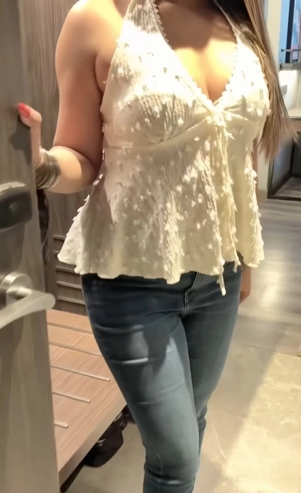 Jaslin Restaurant Panty Prank Shows Ass to Waiter