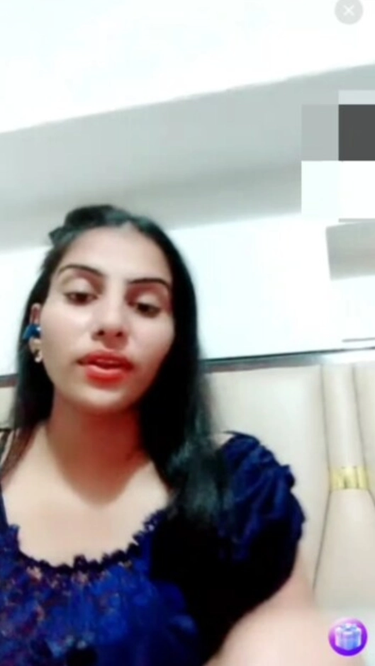 Live camgirl showing big boobs and tight pussy on webcam