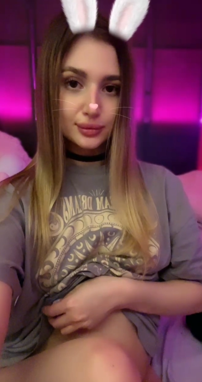 Sexy Babe Shows Ass and Pussy on Tango Live