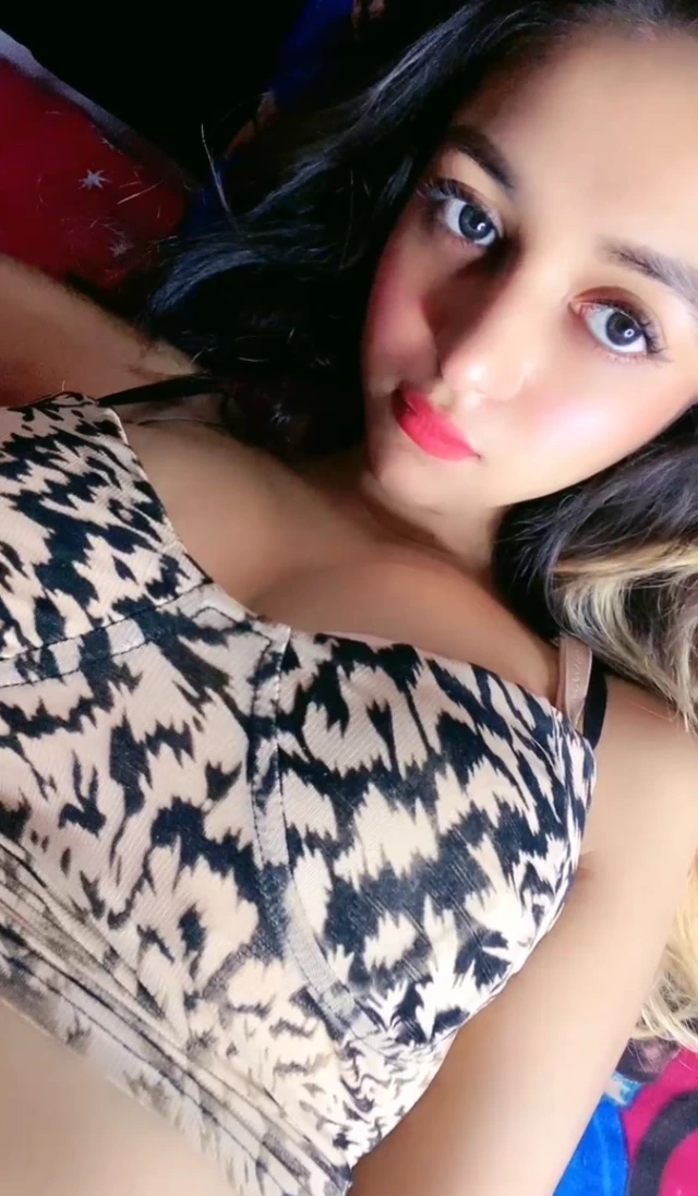 Sexy Girl Teasing Tight Boobs Live on Cam