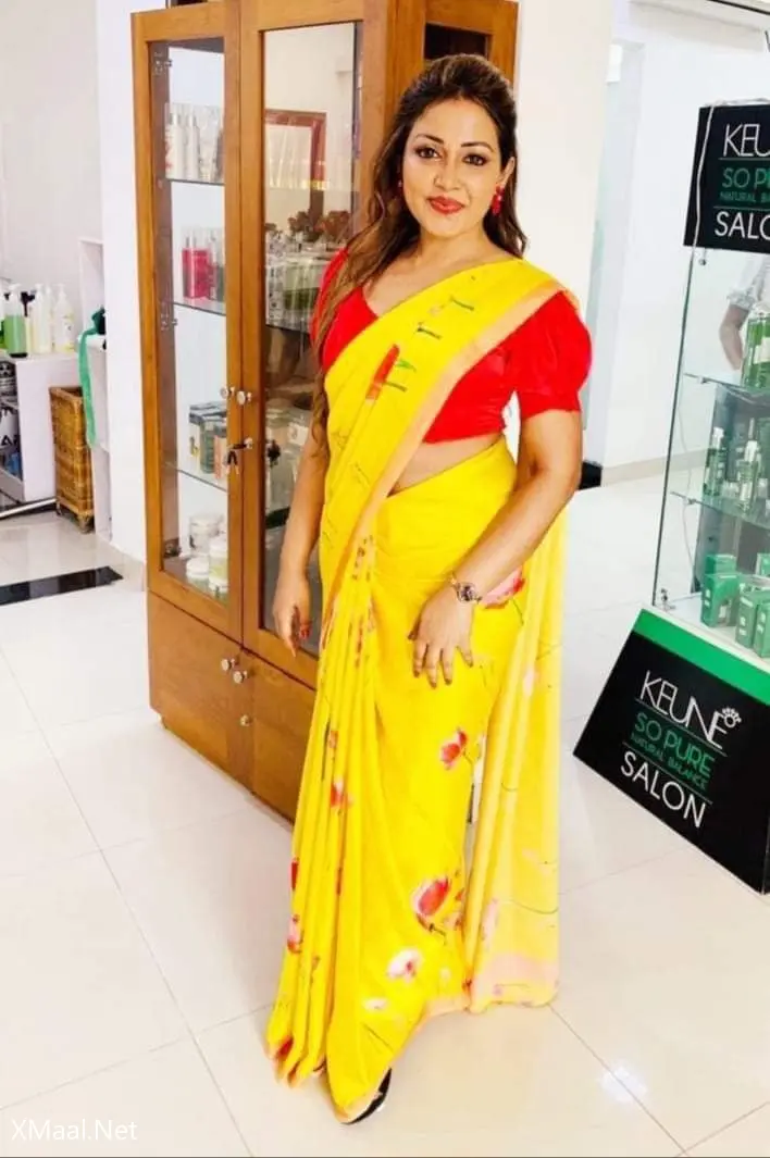 Sri Lankan High Class Profile Housewife Topless Photos
