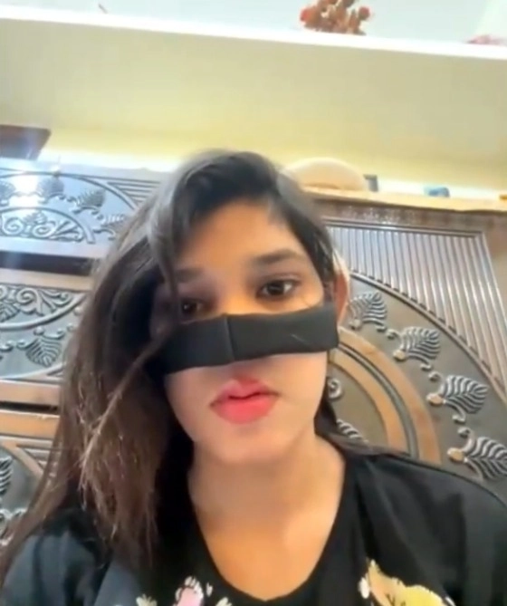 Teen Desi Girl Spreads Legs & Ass for Close-up Pussy & Anal Cam Show