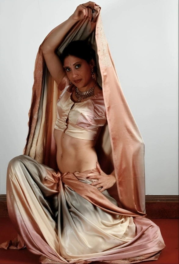 Watch Slim Desi Model Kamki Strip Naked From Saree